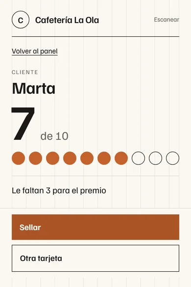 Lo que ves en tu móvil al escanear su tarjeta: el nombre de la clienta, sus 7 sellos de 10 y un botón grande que dice Sellar.