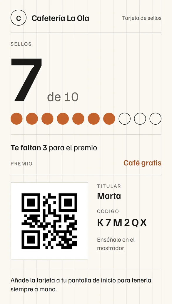 La tarjeta en el móvil de una clienta: lleva 7 sellos de 10, el premio es un café gratis y abajo está su código para enseñarlo.